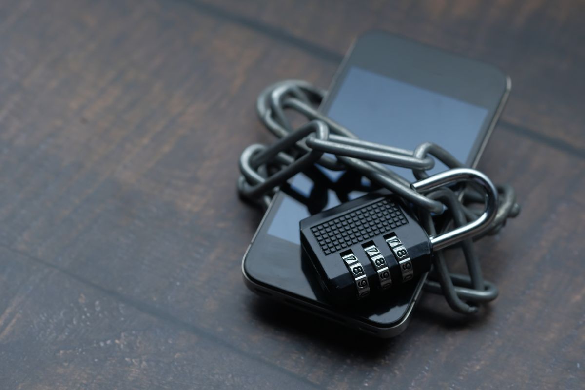 Smartphone protetto da lucchetto e catena, simbolo di sicurezza dei dati