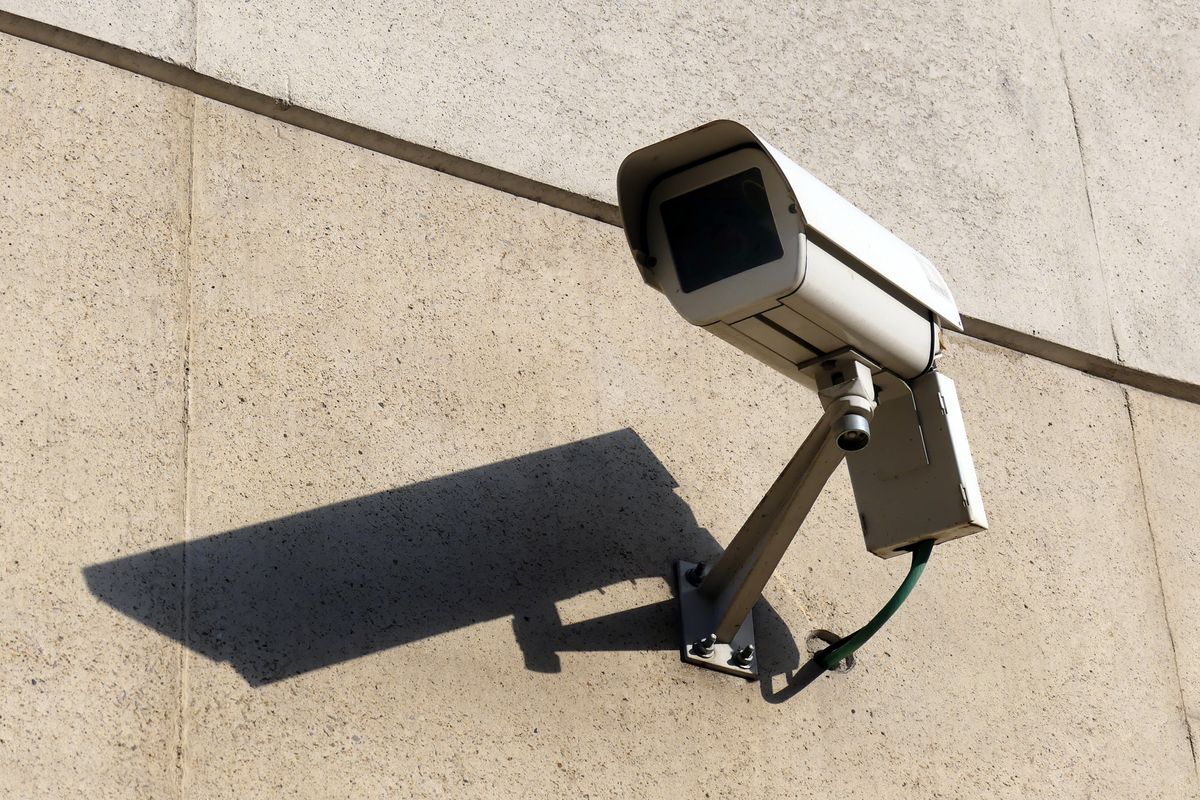 Telecamera di videosorveglianza su parete