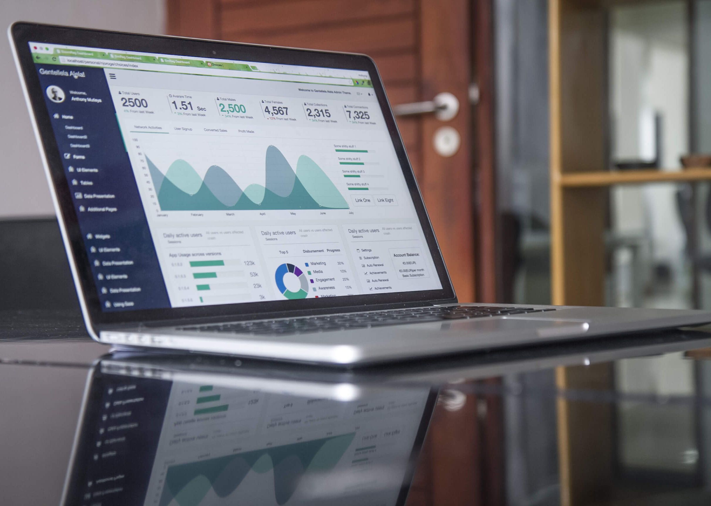 Dati e statistiche visualizzati su schermo, a rappresentare l'analisi algoritmica del consenso di Pol.is