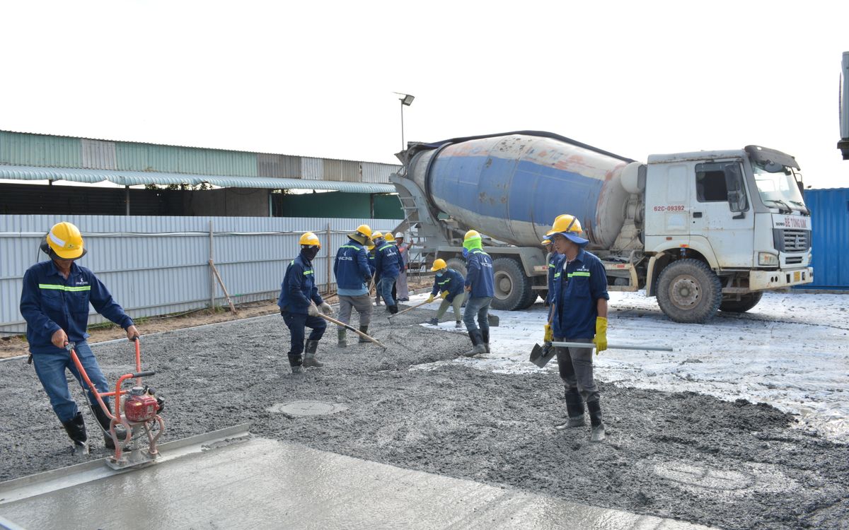 Operai versano calcestruzzo in un cantiere, immagine simbolica della ricerca su un calcestruzzo con zeolite e biochar di bambù capace di assorbire anidride carbonica