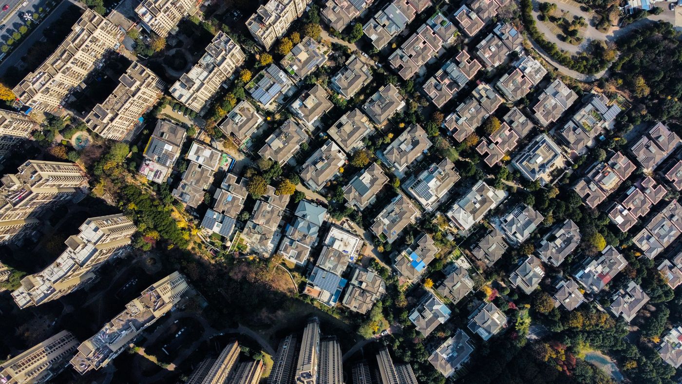 Veduta aerea di un quartiere residenziale denso, immagine simbolica del catasto dei materiali sperimentato a Monaco di Baviera