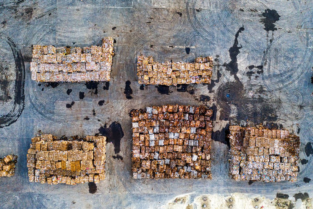 Cumuli di materiali riciclabili visti dall'alto in un impianto di selezione