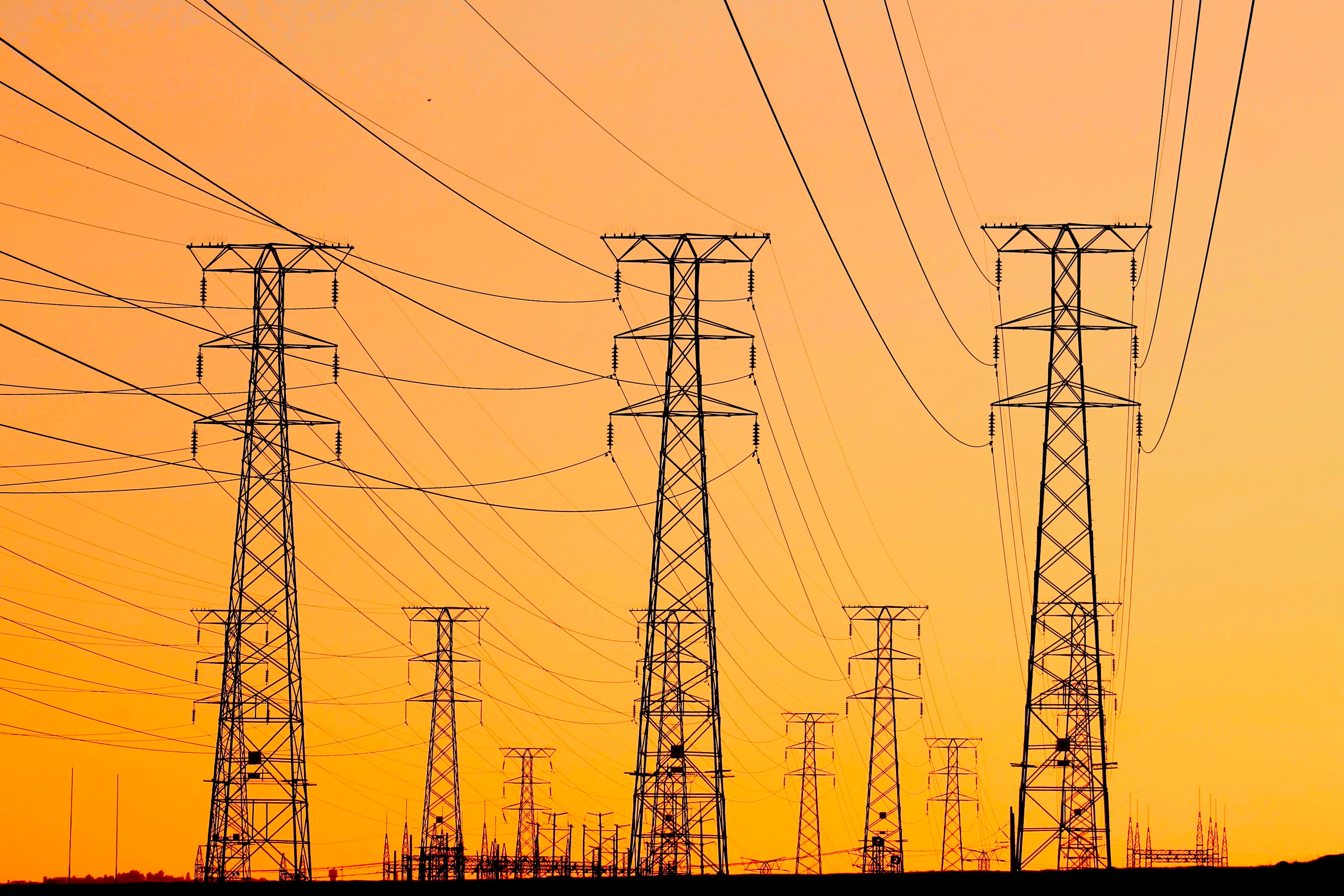 Linee elettriche ad alta tensione al tramonto, simbolo delle reti energetiche europee