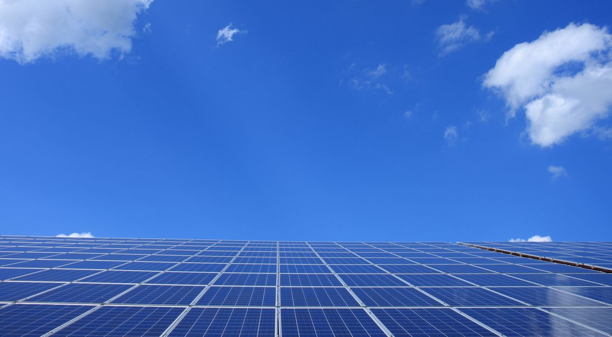 Pannelli fotovoltaici su un tetto sotto un cielo azzurro, impianto residenziale per energia solare e accumulo