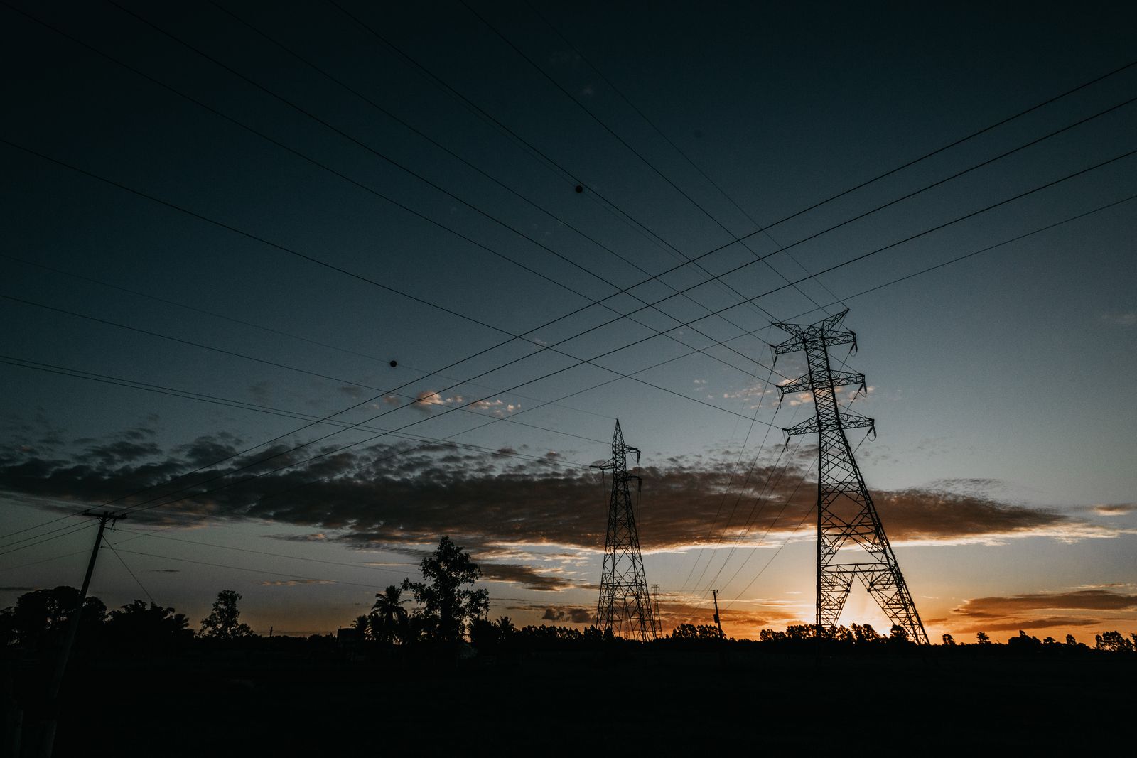 Linee elettriche ad alta tensione, simbolo della rete elettrica e della sua pianificazione con l'intelligenza artificiale