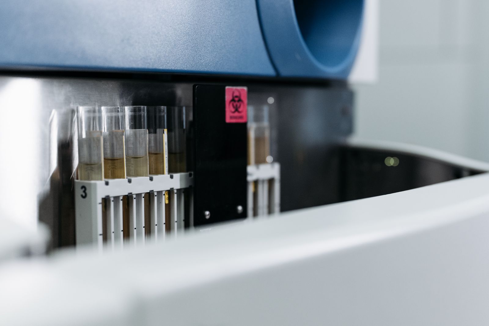 Provette e campioni liquidi in laboratorio chimico, ricerca su elettroliti per batterie