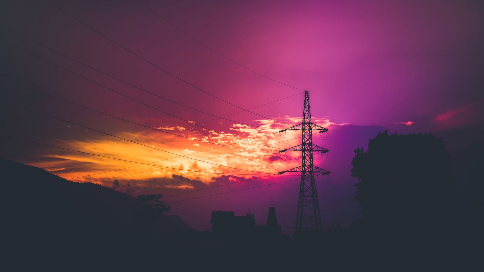 Traliccio elettrico al tramonto, simbolo del mercato dell'energia e delle reti di trasmissione