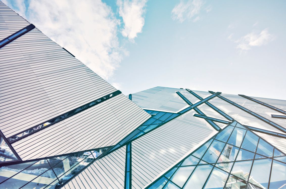 Facciata in vetro di un edificio moderno, simbolo delle applicazioni del fotovoltaico organico semitrasparente integrato negli edifici