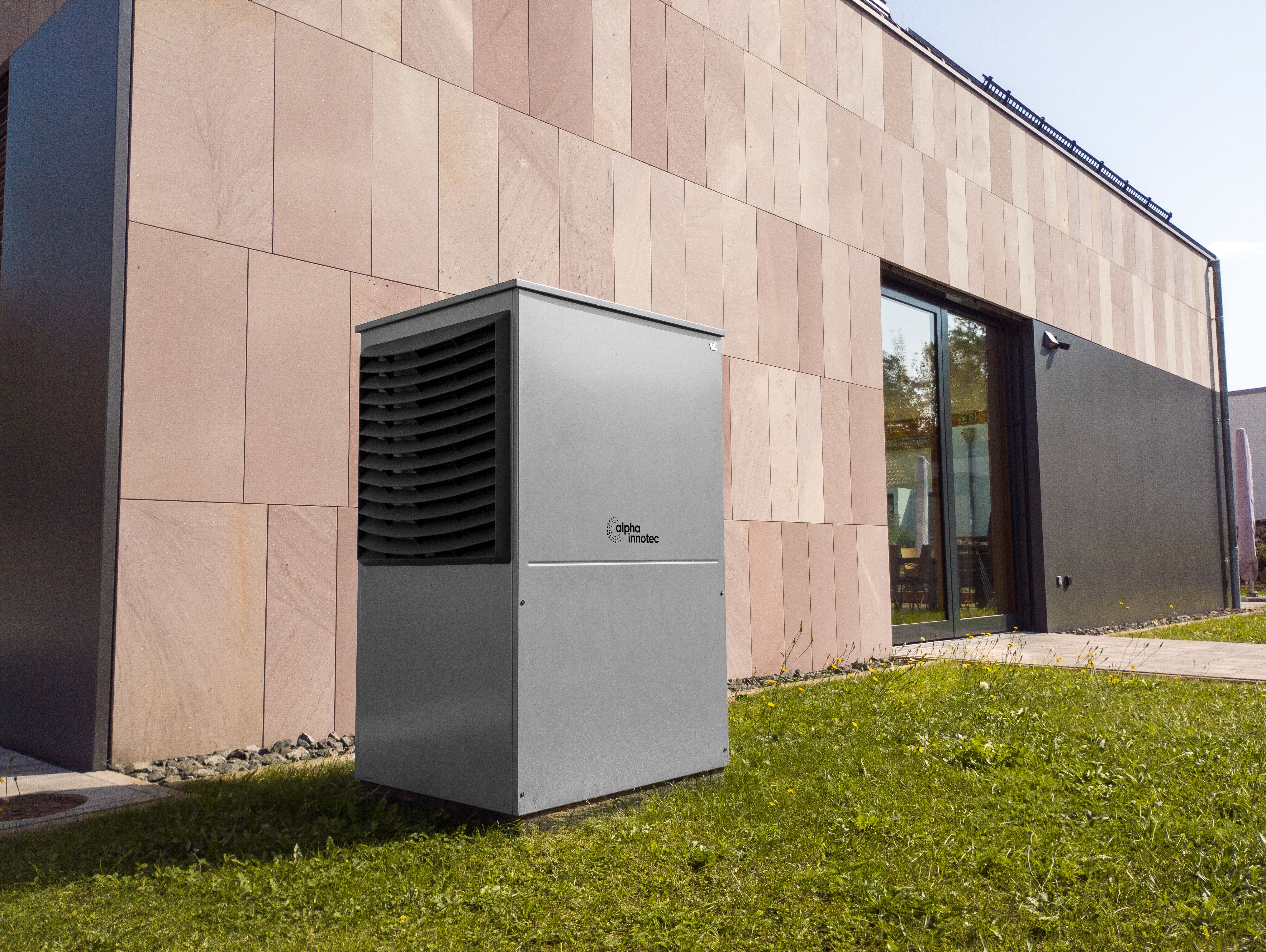 Pompa di calore a propano installata all'esterno di un edificio residenziale