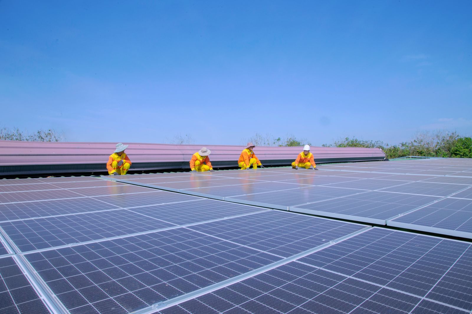 Tecnici al lavoro su un impianto fotovoltaico, simbolo della ricerca su nuove celle solari