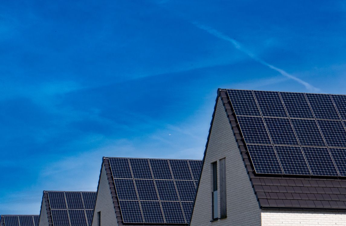 Pannelli solari fotovoltaici installati sui tetti di edifici residenziali
