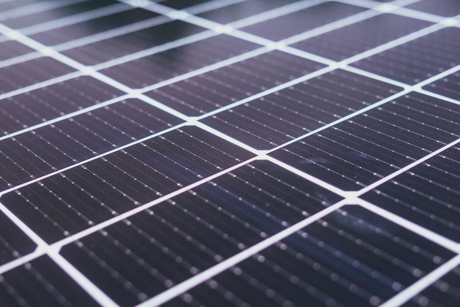Primo piano di celle fotovoltaiche, tecnologia solare tandem perovskite-organica