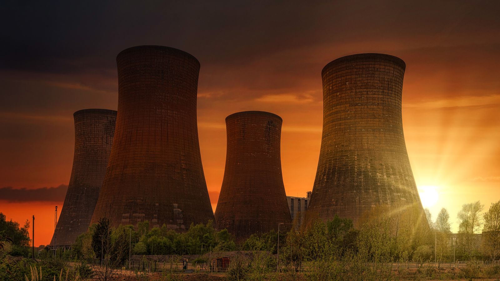 Torri di raffreddamento di una centrale nucleare al tramonto