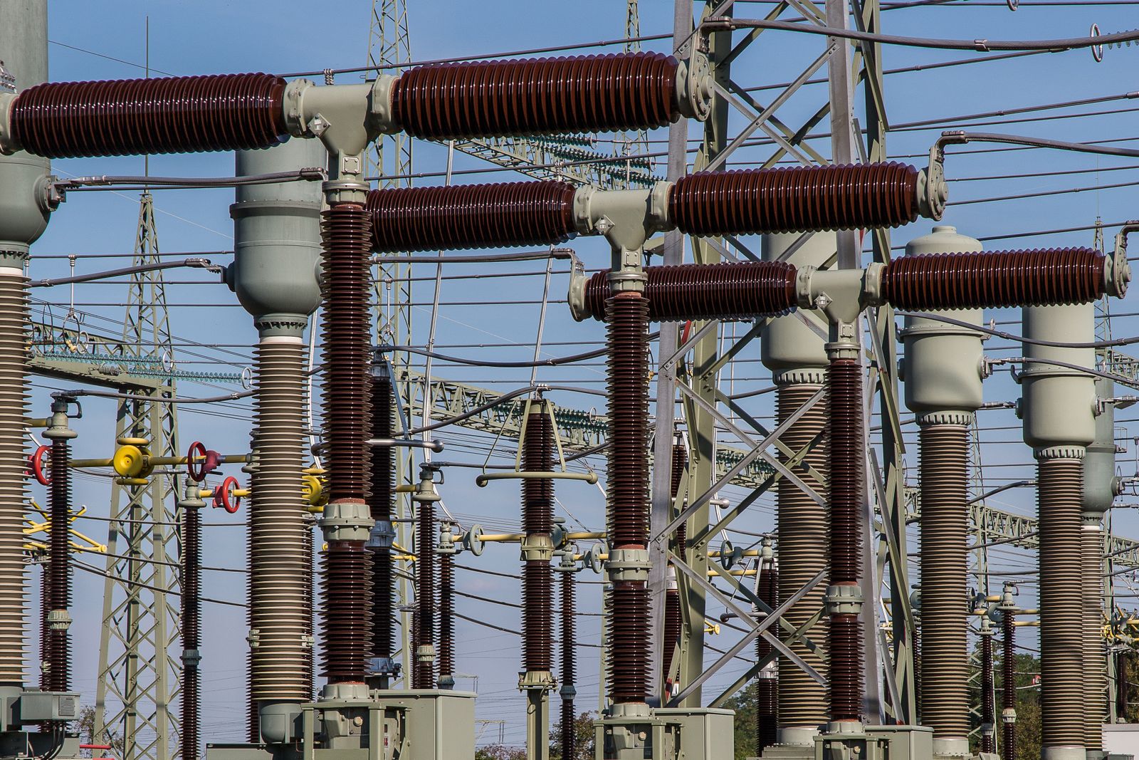 Tralicci e linee di trasmissione dell'energia elettrica al tramonto