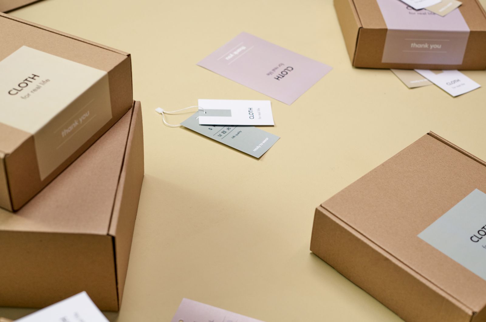 Scatole di cartone per spedizioni e-commerce, simbolo delle nuove regole anti-greenwashing per gli acquisti online
