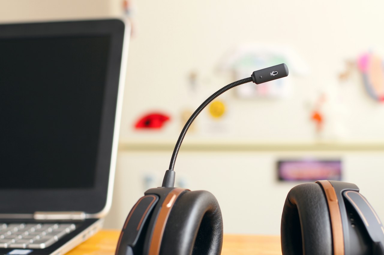 Cuffia con microfono accanto a un computer portatile, immagine simbolica di un servizio di helpdesk IT gestito con GLPI