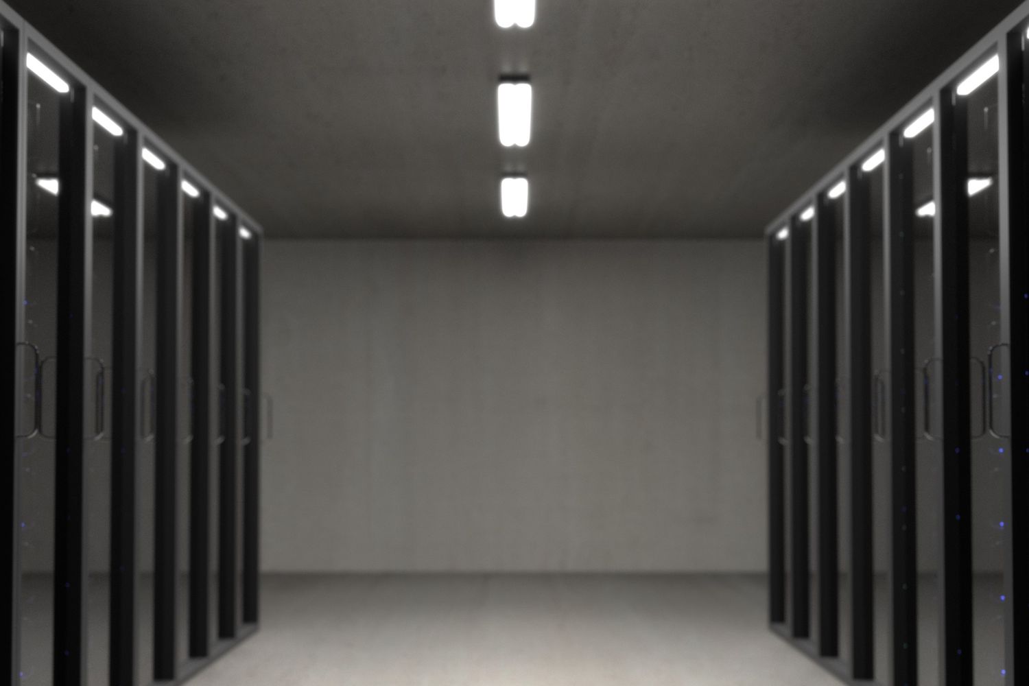 Corridoio di un data center con file di armadi rack e server illuminati, simbolo dell'infrastruttura digitale di cui l'UE non rende pubblici i consumi