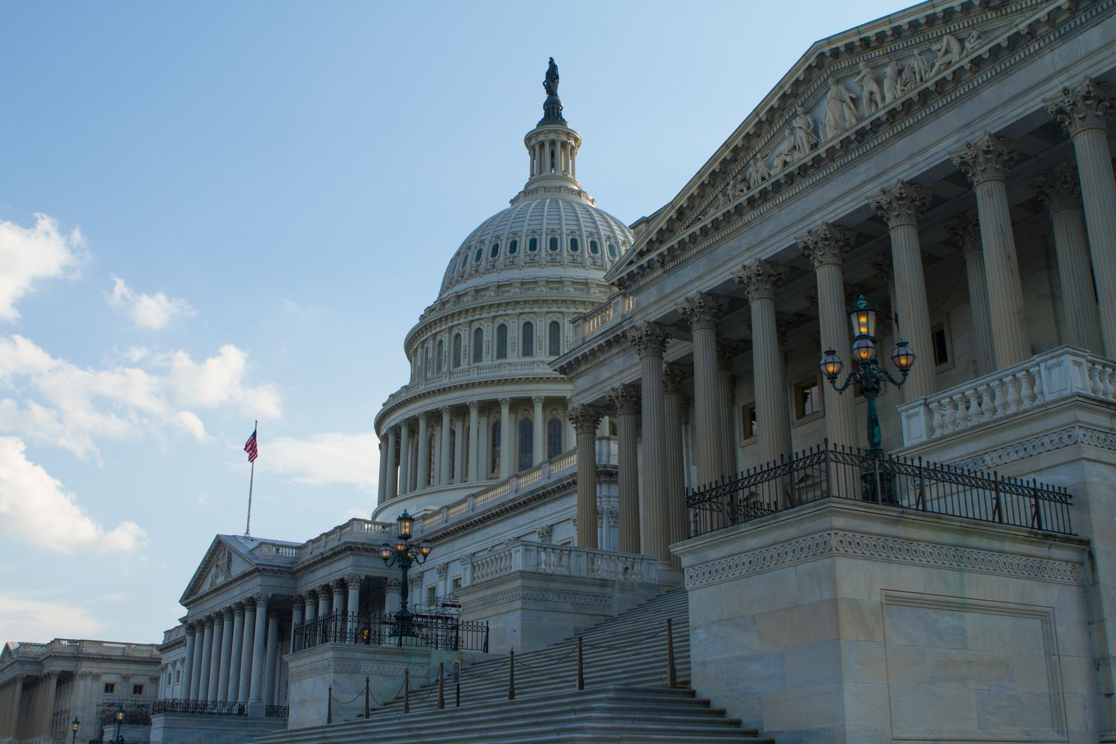 Cabina elettorale e scheda di voto, simbolo delle elezioni midterm americane del 2026