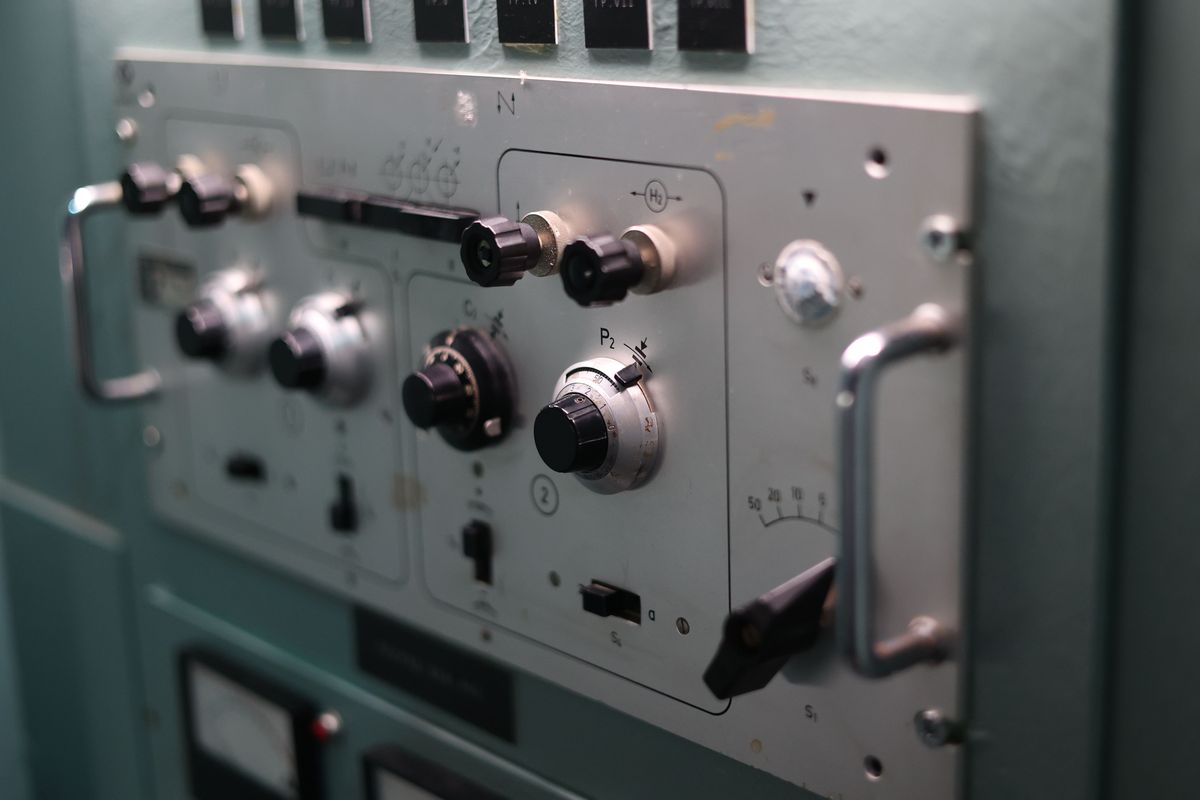 Control room con schermi di monitoraggio, immagine simbolica della digitalizzazione della rete idrica