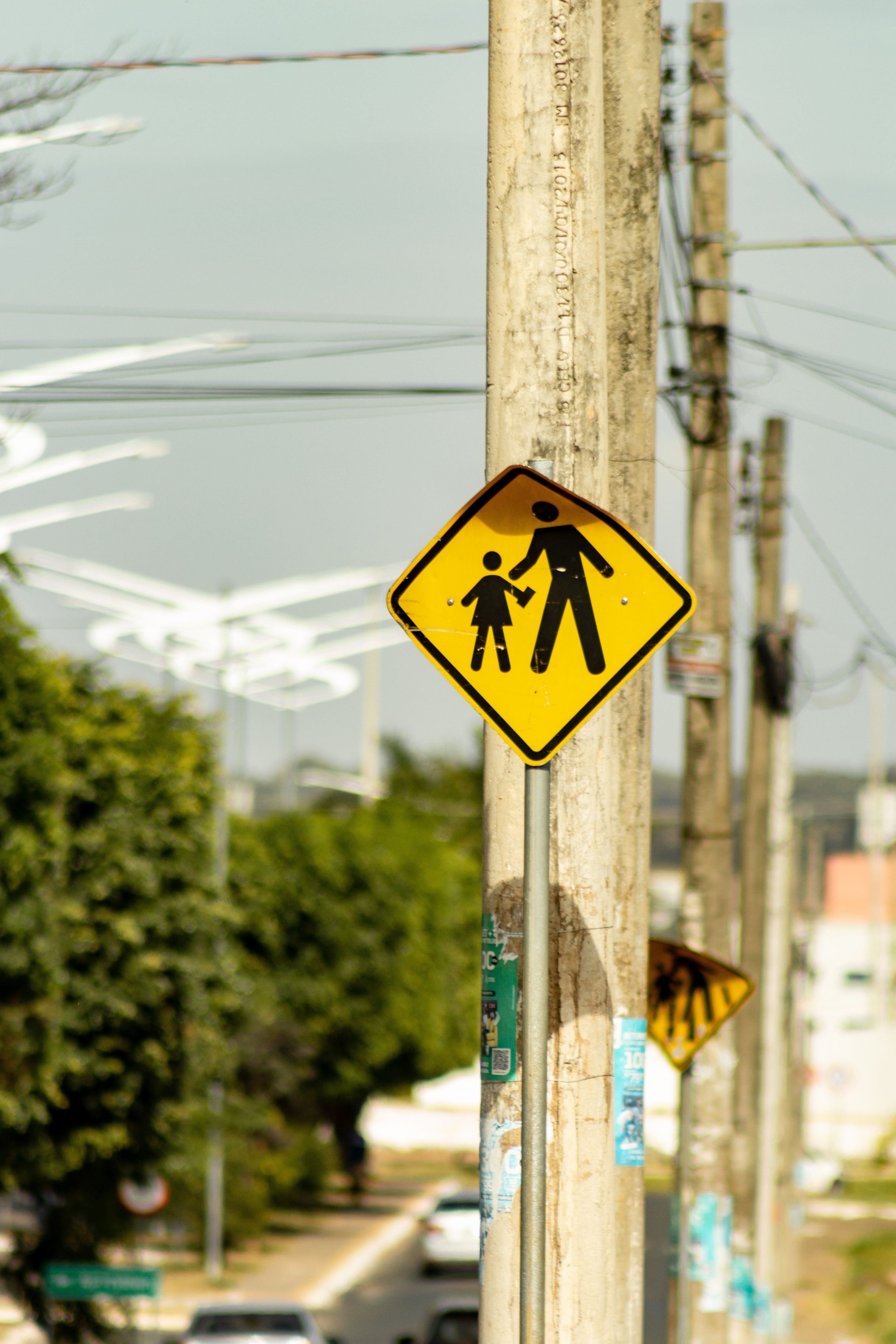 Cartello giallo di attraversamento pedonale scolastico su un palo lungo una strada cittadina, immagine simbolica della rete di sicurezza stradale di Chattanooga
