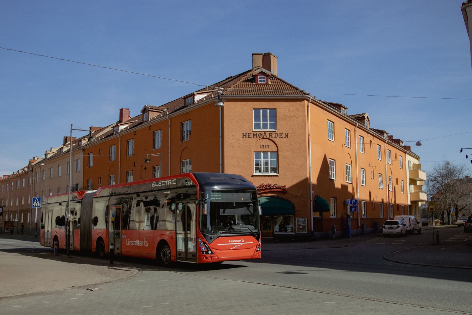 Autobus elettrico a zero emissioni su una corsia riservata in un centro cittadino