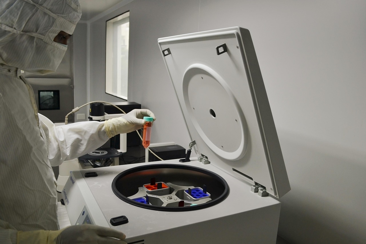 Ricercatore in laboratorio analizza campioni, rappresentazione della ricerca sui materiali per batterie