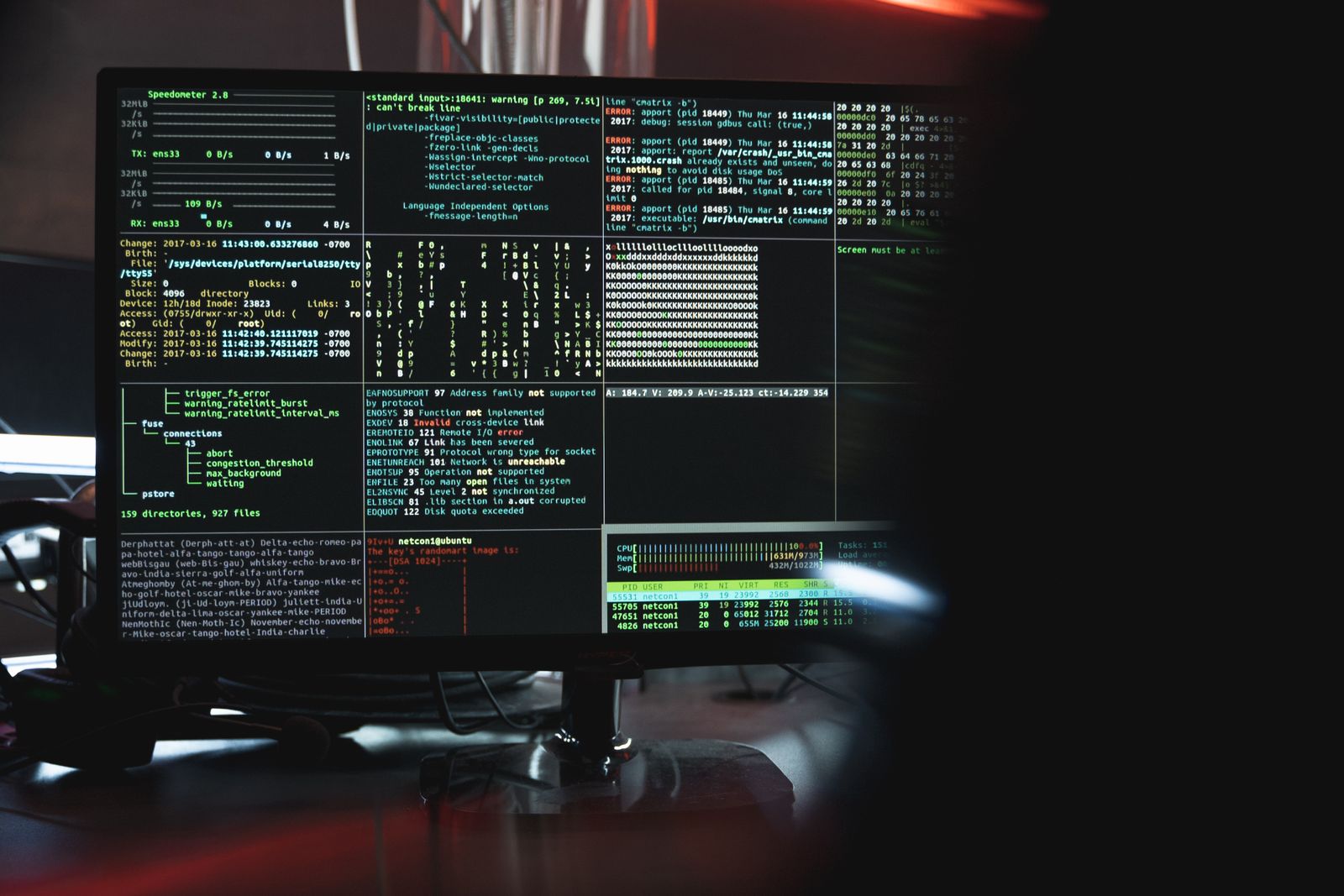 Schermo con codice e dati di cybersicurezza
