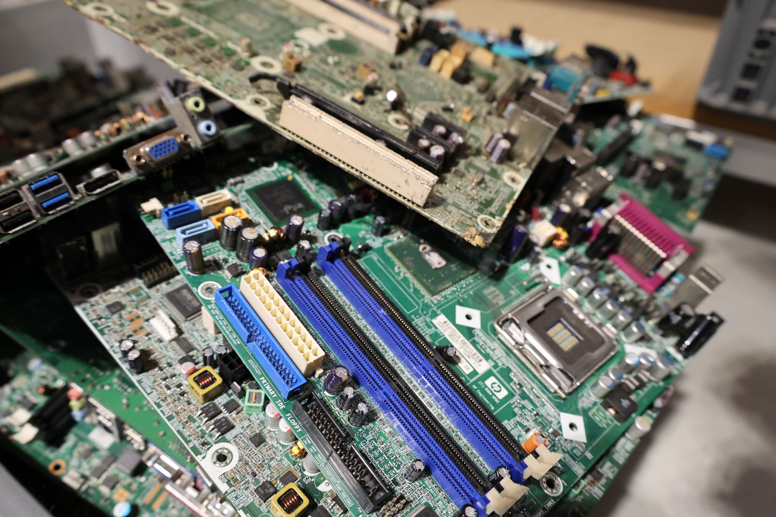 Schede di circuito elettronico impilate, simbolo dei rifiuti elettronici da piccoli dispositivi fast tech