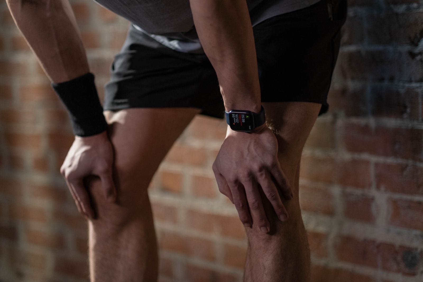 Primo piano di un polso con un fitness tracker a schermo, a rappresentare il nuovo Fitbit Edge di Google