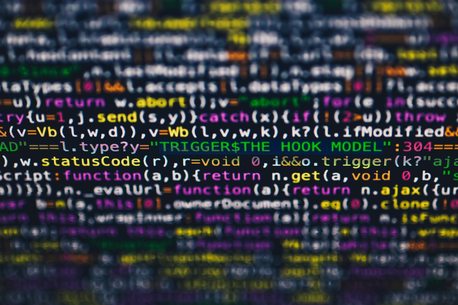 Schermo con righe di codice sorgente colorate, simbolo dei modelli di intelligenza artificiale applicati alla cybersecurity