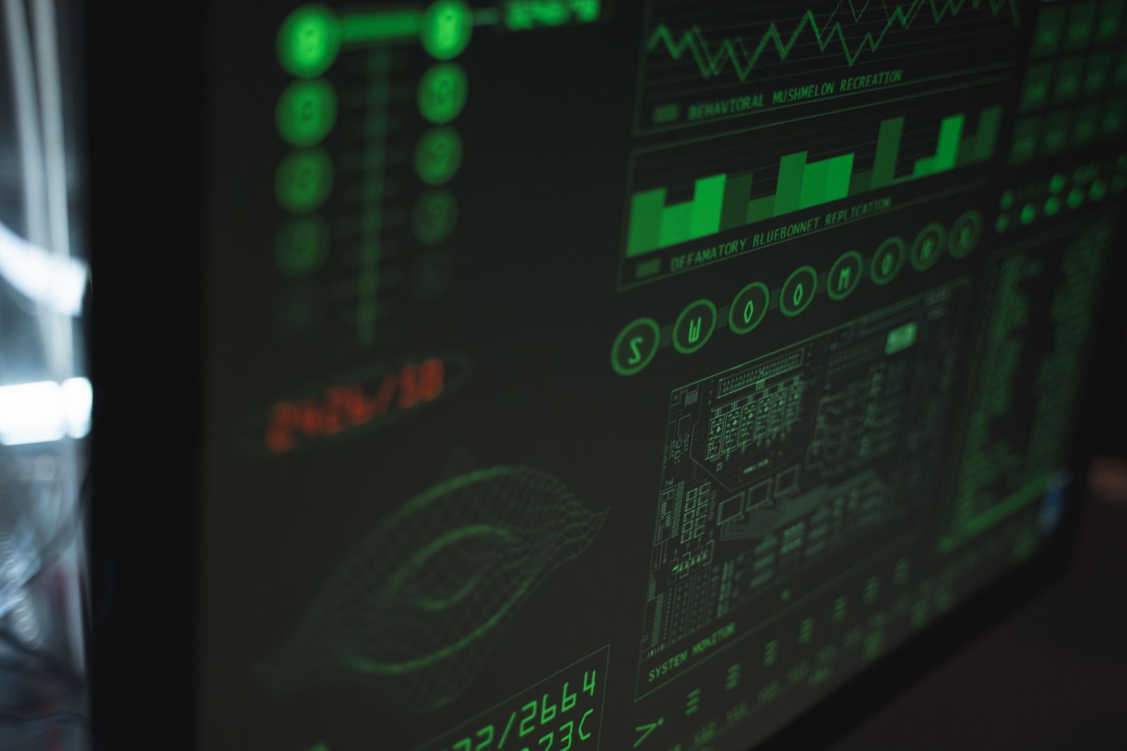 Schermo con codice e interfaccia di sicurezza informatica in tema verde, simbolo dell'analisi delle vulnerabilità da parte dell'intelligenza artificiale
