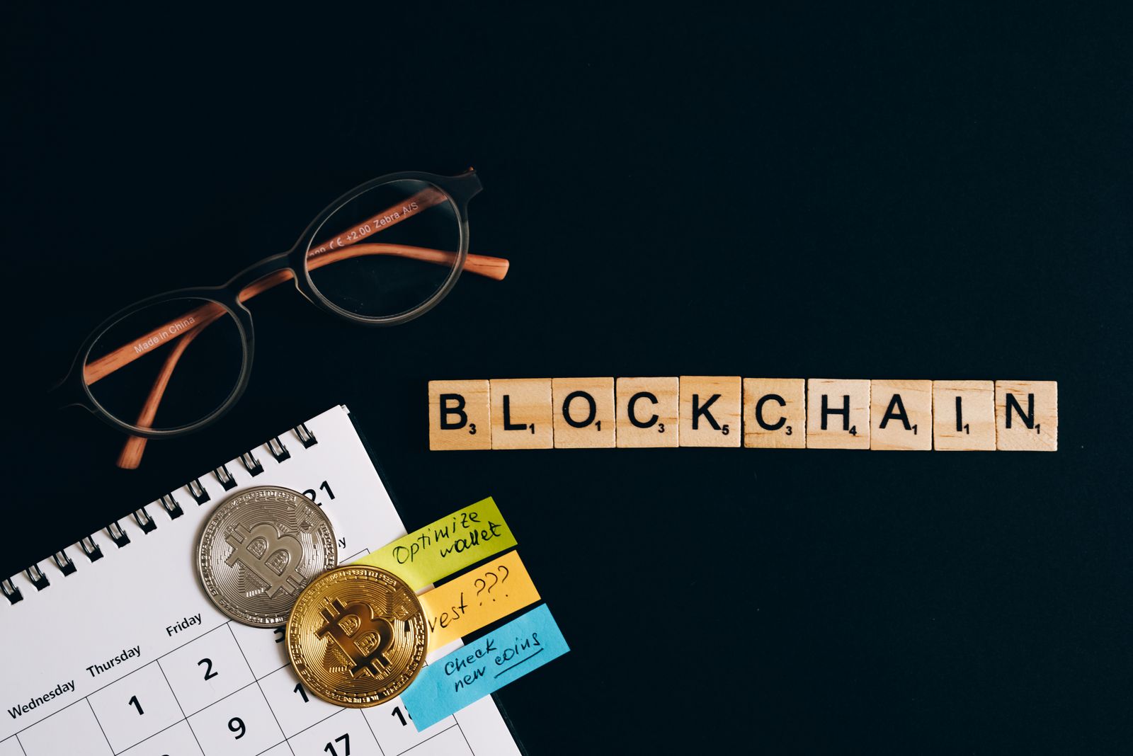 Rete digitale luminosa che rappresenta nodi e collegamenti di una infrastruttura blockchain istituzionale