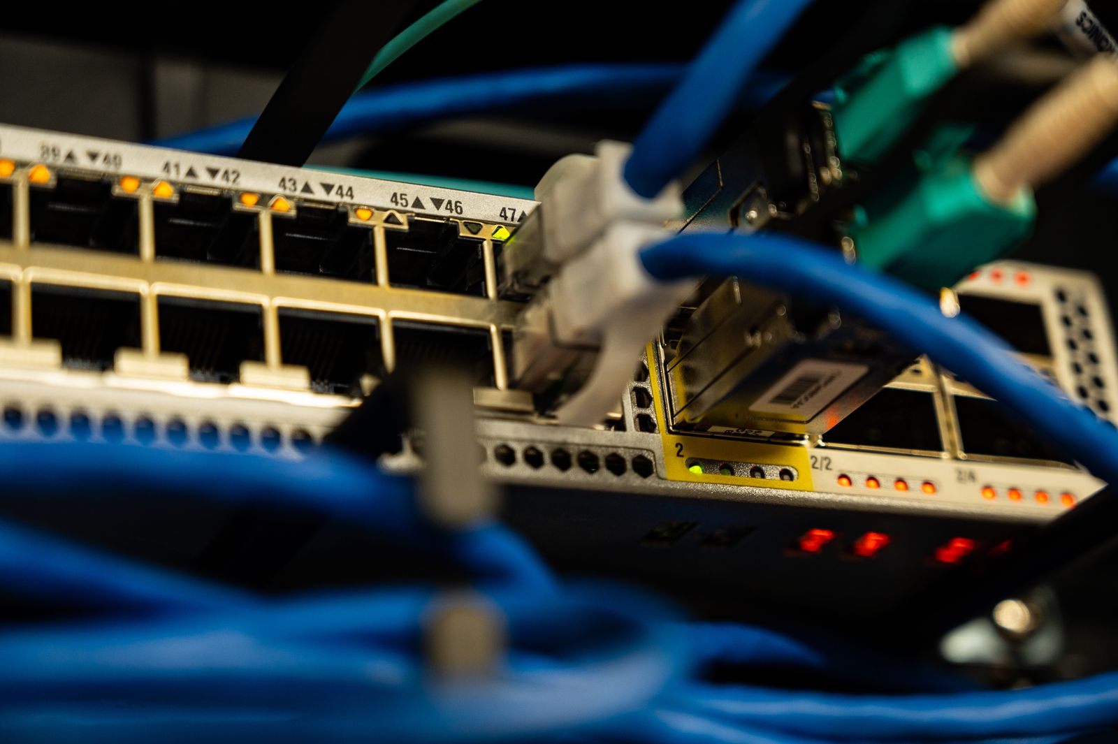 Cavi di rete ethernet collegati a uno switch, simbolo dell'infrastruttura di rete colpita dalla vulnerabilita MikroTik RouterOS