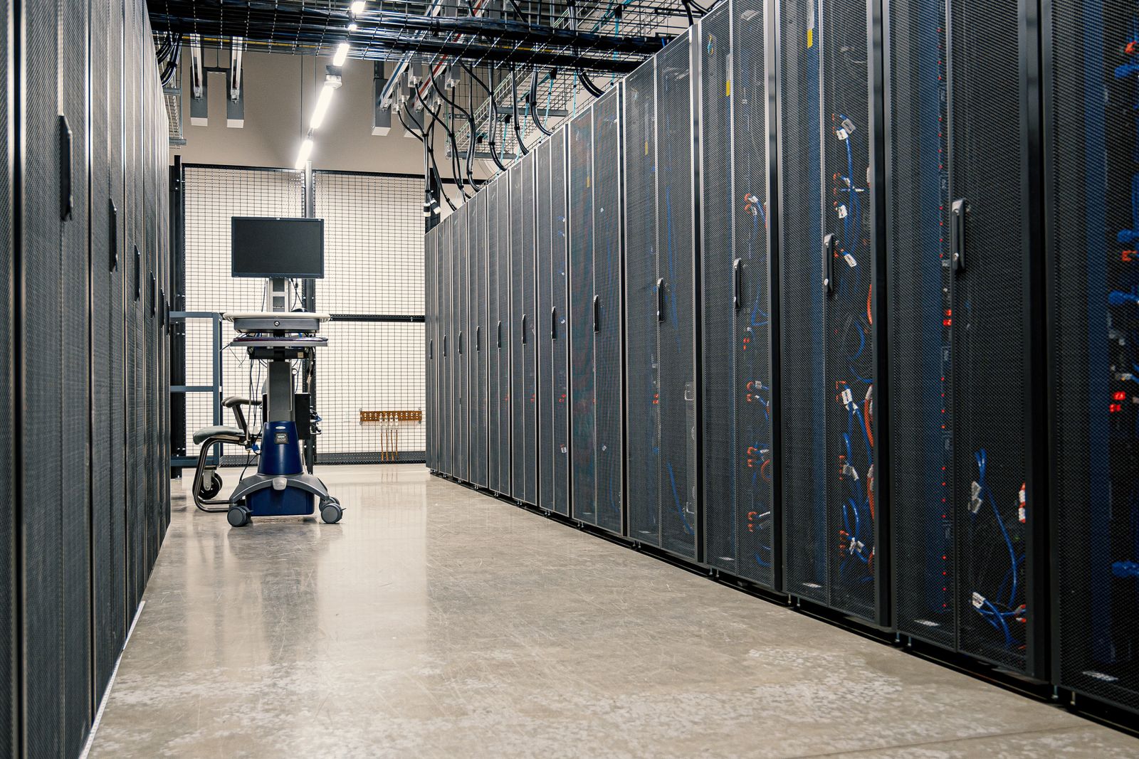 Fila di server in un data center, a rappresentare l'infrastruttura europea usata per addestrare il modello Mistral Large 4