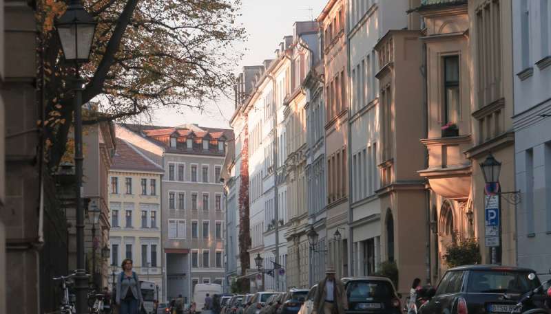 Strada di Berlino alberata in autunno, simbolo della legge sul verde urbano nata dall'iniziativa dei cittadini Baumentscheid