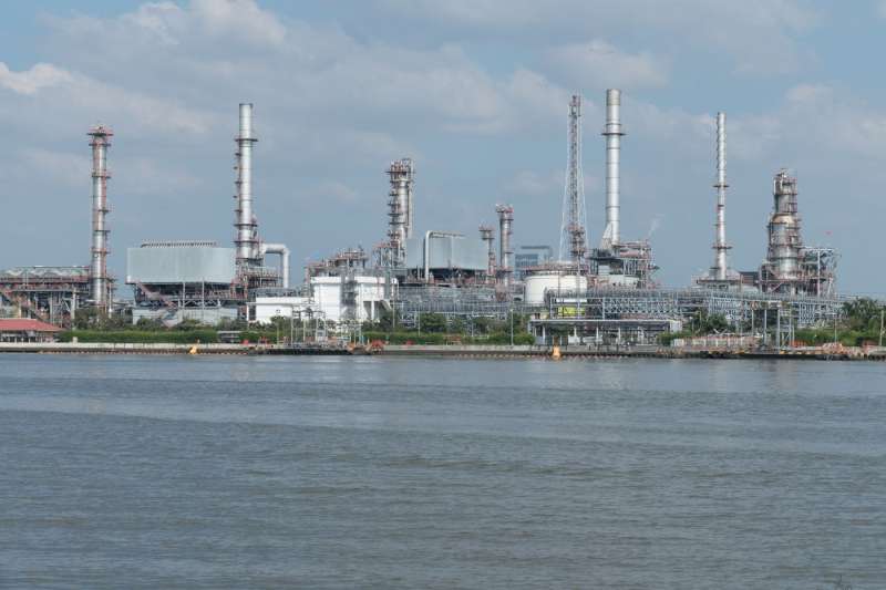 Grande complesso di raffineria con tubazioni e serbatoi vicino all'acqua, simbolo del riuso industriale delle acque reflue a Corpus Christi