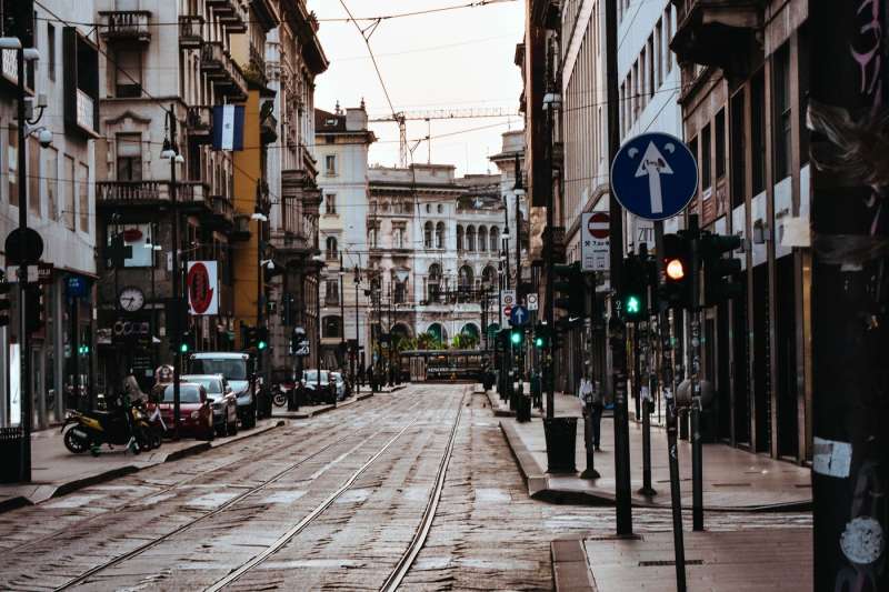 Strada del centro di Milano con binari del tram e palazzi storici