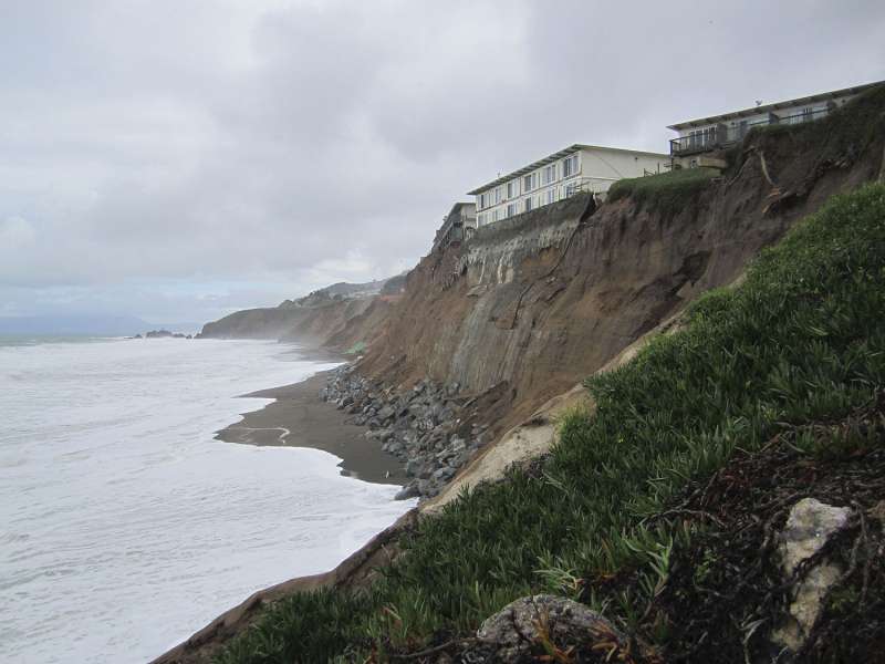 Palazzine sul bordo di una scogliera in erosione a Pacifica, California