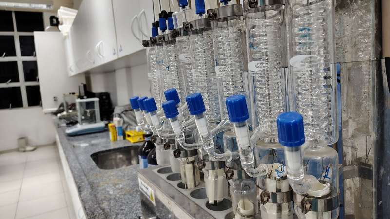 Impianto di laboratorio con tubi e condensatori in vetro, ricerca su batterie a flusso