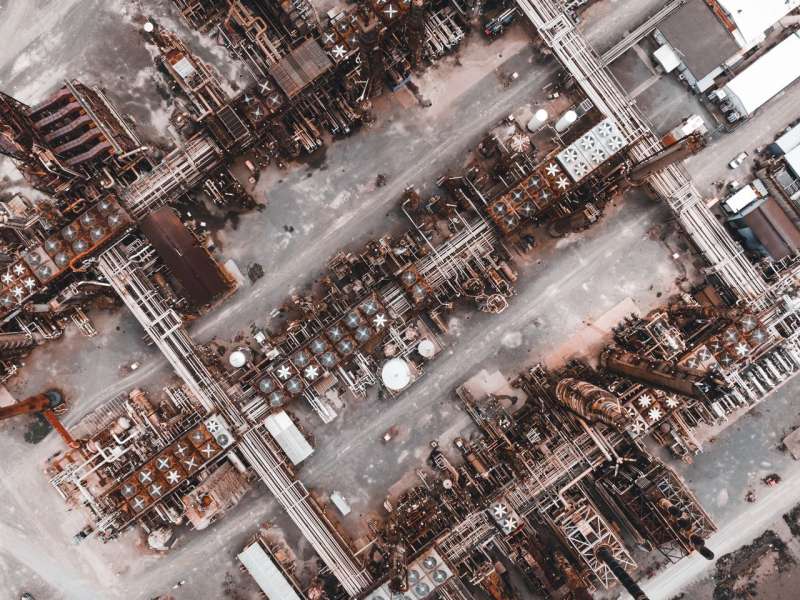 Vista aerea di un grande impianto industriale con tubazioni e strutture metalliche