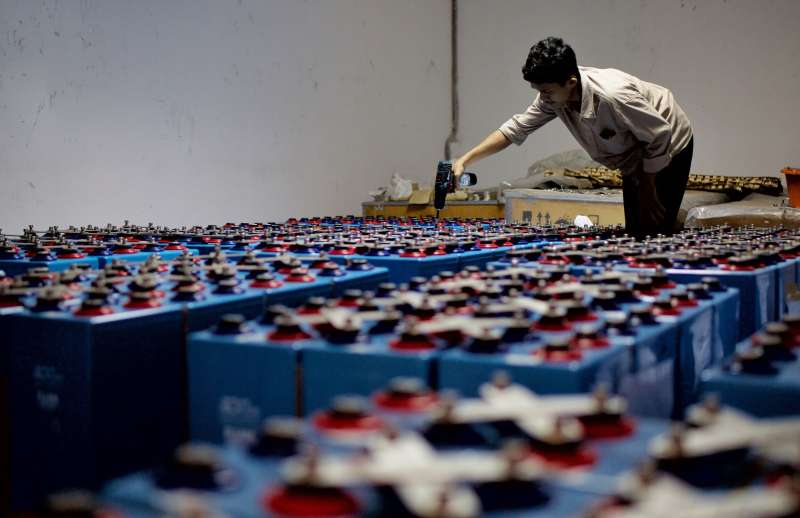 Batterie industriali in un magazzino, tecnologia di accumulo energetico