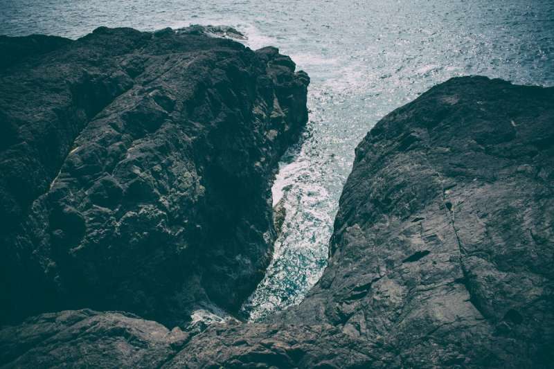 Onde dell'oceano che si infrangono sulla costa, acqua salata