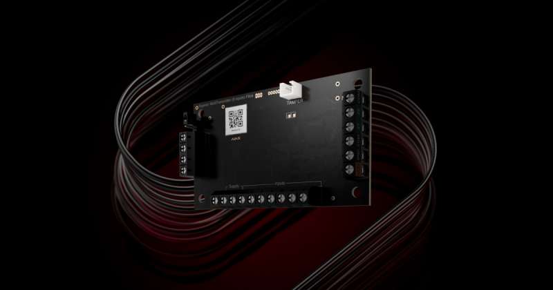 Modulo di integrazione Ajax Superior MultiTransmitter a 8 ingressi per sensori di allarme cablati