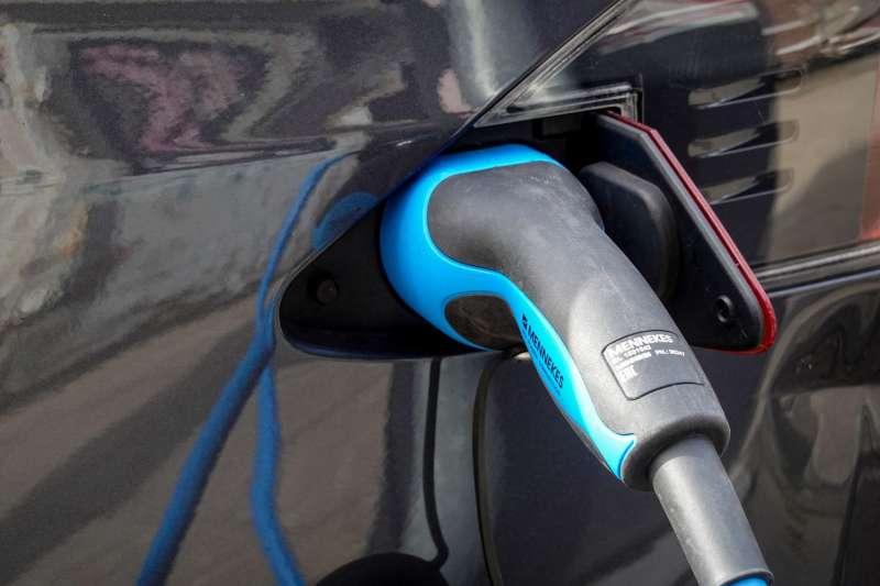 Connettore di ricarica inserito nella presa di un'auto elettrica