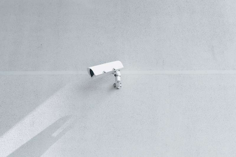 Telecamera di sicurezza bianca montata su una parete esterna