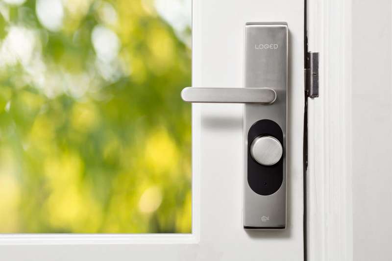 Serratura elettronica smart montata su una porta bianca