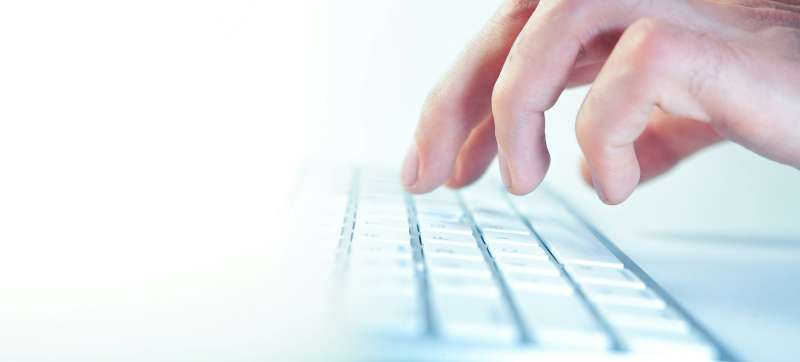 Mani che digitano sulla tastiera di un computer, immagine simbolica della chat aziendale self-hosted Mattermost