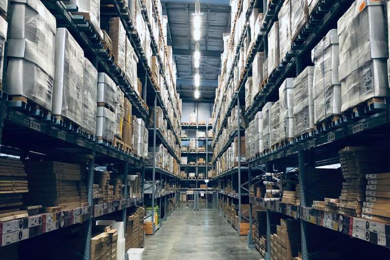 Magazzino con scaffalature piene di merce, immagine simbolica di un gestionale ERP per la logistica e l'inventario