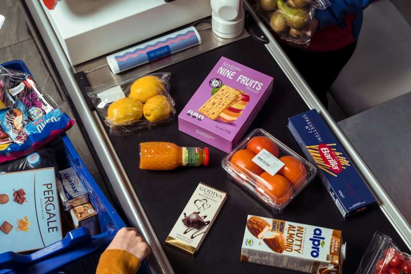 Prodotti scansionati alla cassa di un supermercato, immagine simbolica dei server di negozio che Tesco vuole migrare da VMware a Proxmox