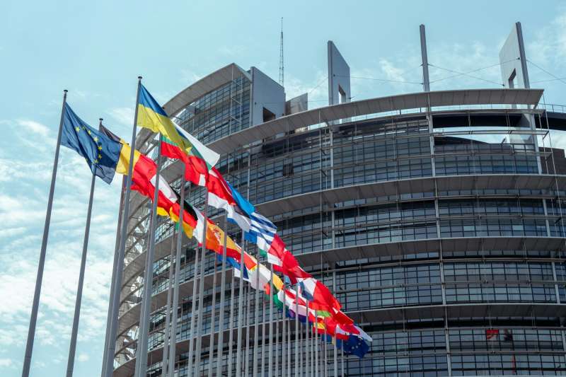 La sede del Parlamento europeo a Strasburgo con le bandiere degli Stati membri